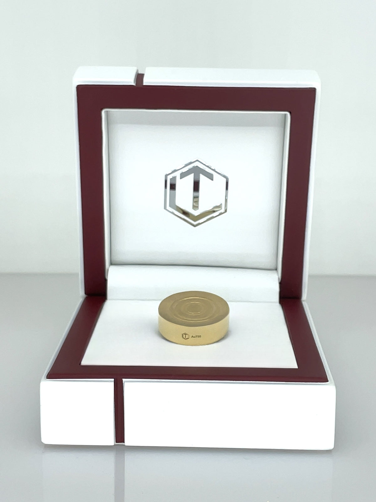 Solid 18-Karat Gold Game Piece in White Case - Spielstein 18 Karat Gold im Etui