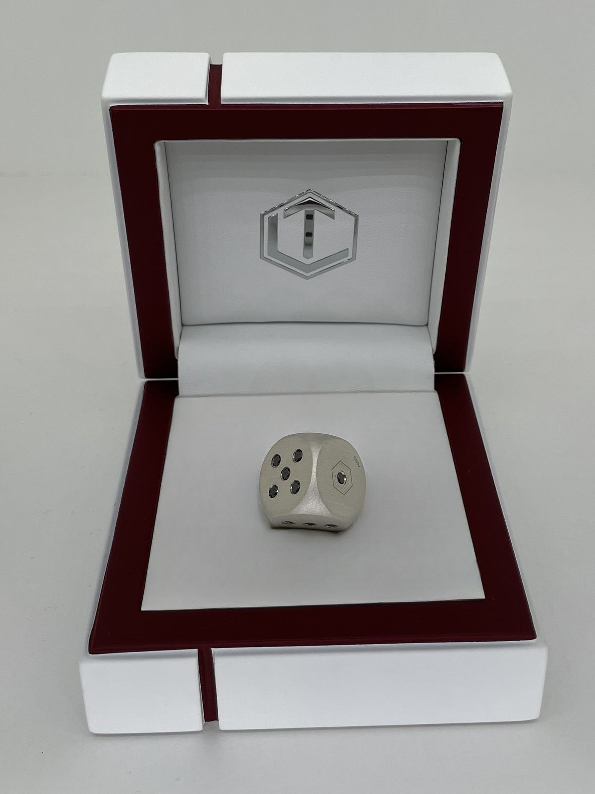 Solid Brushed Silver Dice with Diamonds in White Case - Silberwürfel mit Diamanten im Etui