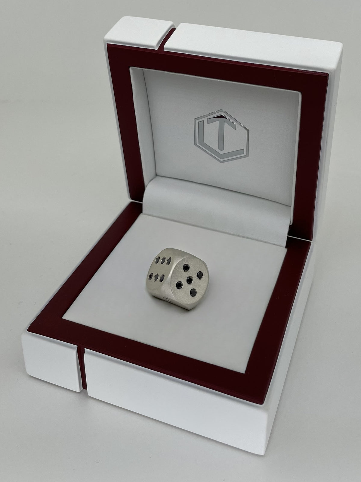 Solid Brushed Silver Dice with Diamonds in White Case - Silberwürfel mit Diamanten im Etui