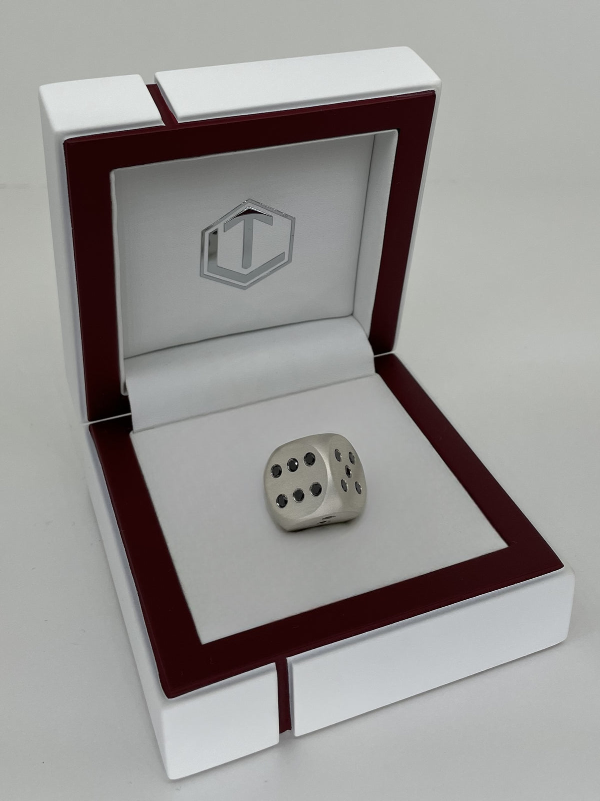 Solid Brushed Silver Dice with Diamonds in White Case - Würfel aus Silber mattiert mit Diamanten im Etui