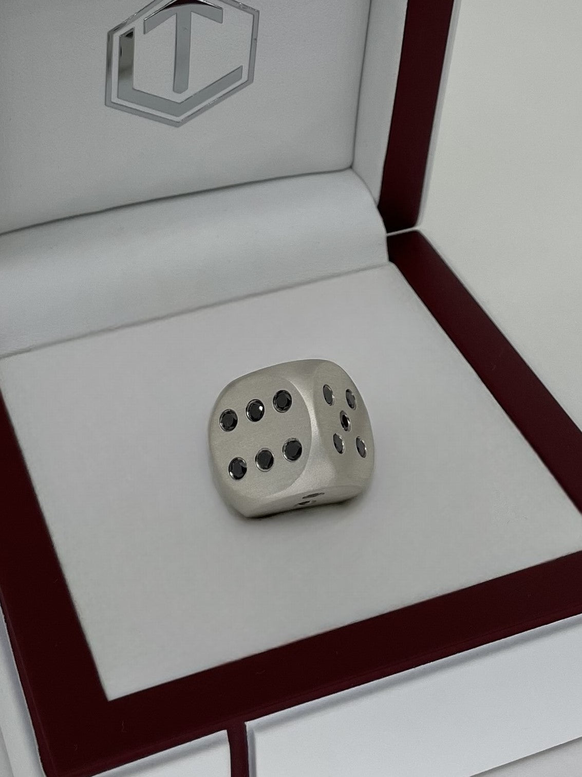 Solid Brushed Silver Dice with Diamonds in White Case - Würfel aus Silber mit Diamanten im Etui