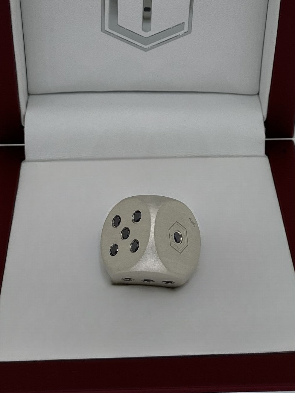 Solid Brushed Silver Dice with Diamonds in White Case - Silberwürfel mit Diamanten im Etui