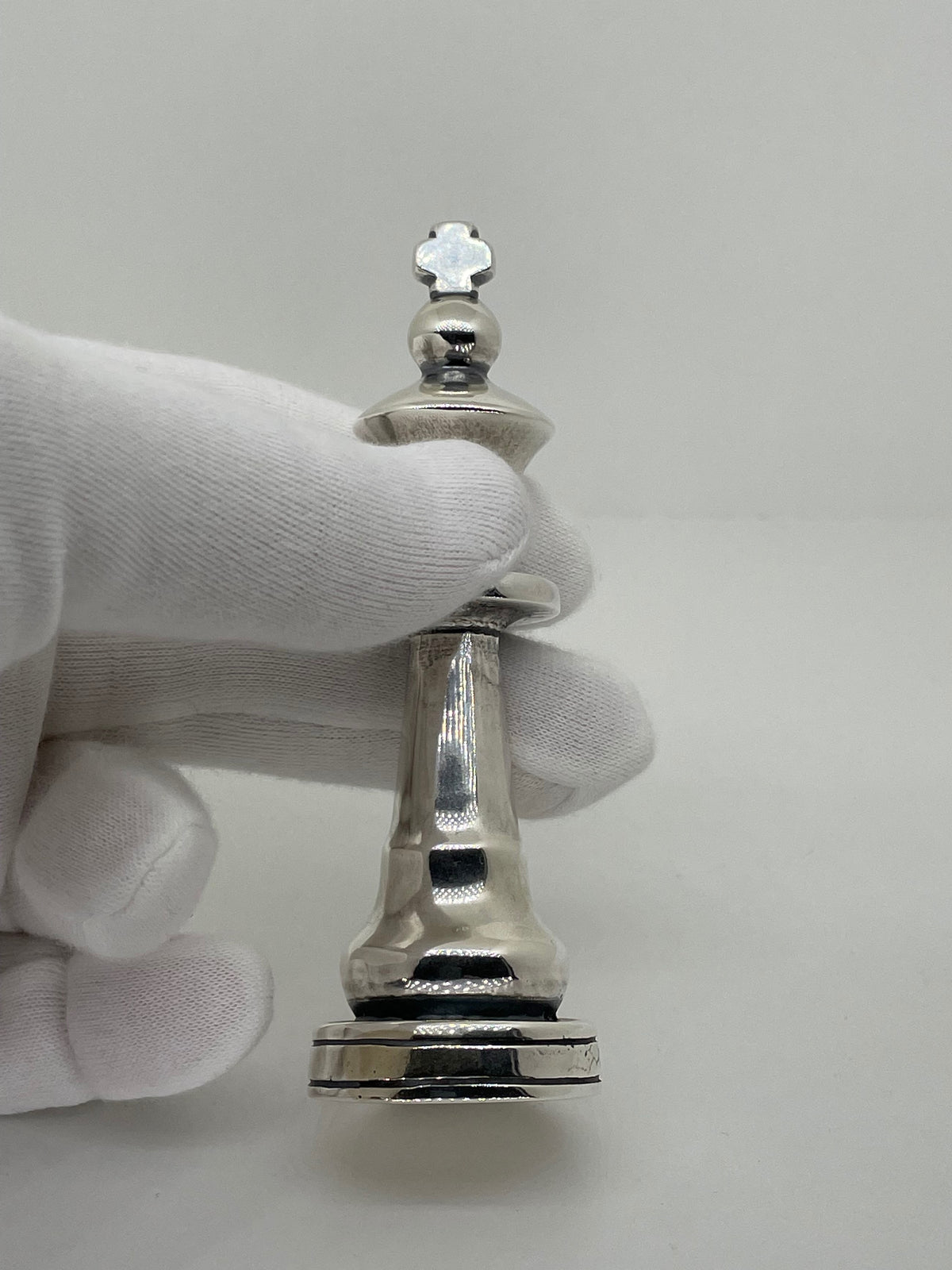 Solid Chess King Sterling Silver in hand - Schachfigur König Silber in der Hand
