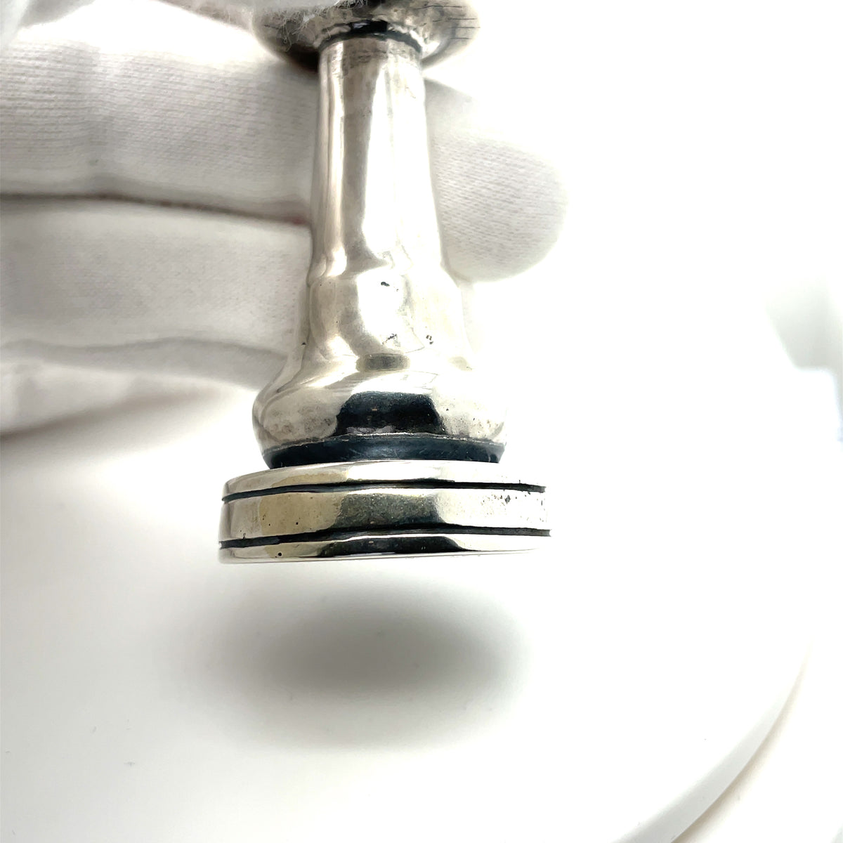 Solid Chess King Sterling Silver in Hand - Schachfigur König Silber unten