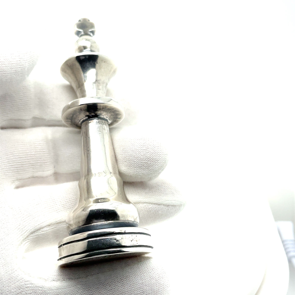 Solid Chess King Sterling Silver in Hand - Schachfigur König in der Hand