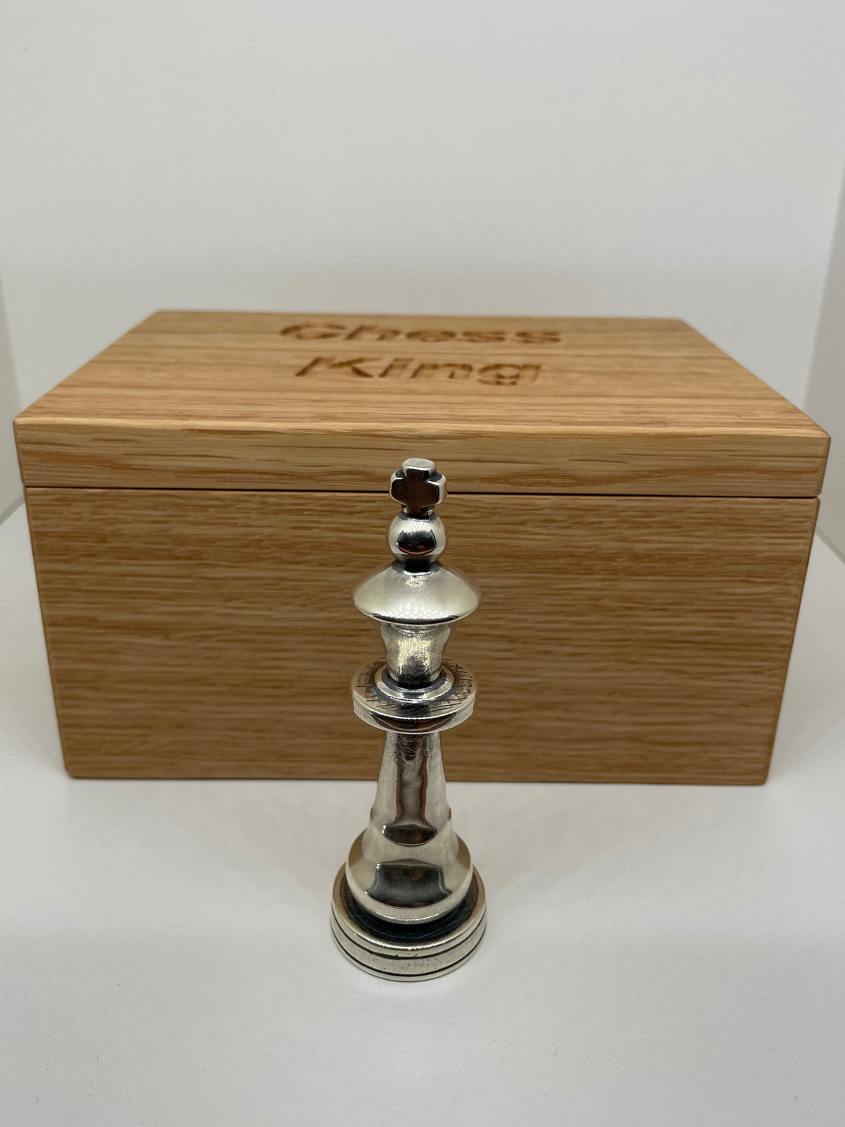Solid Chess King Sterling Silver in front of oakwood case - Schachfigur König aus Sterlingsilber vor Eichenetui