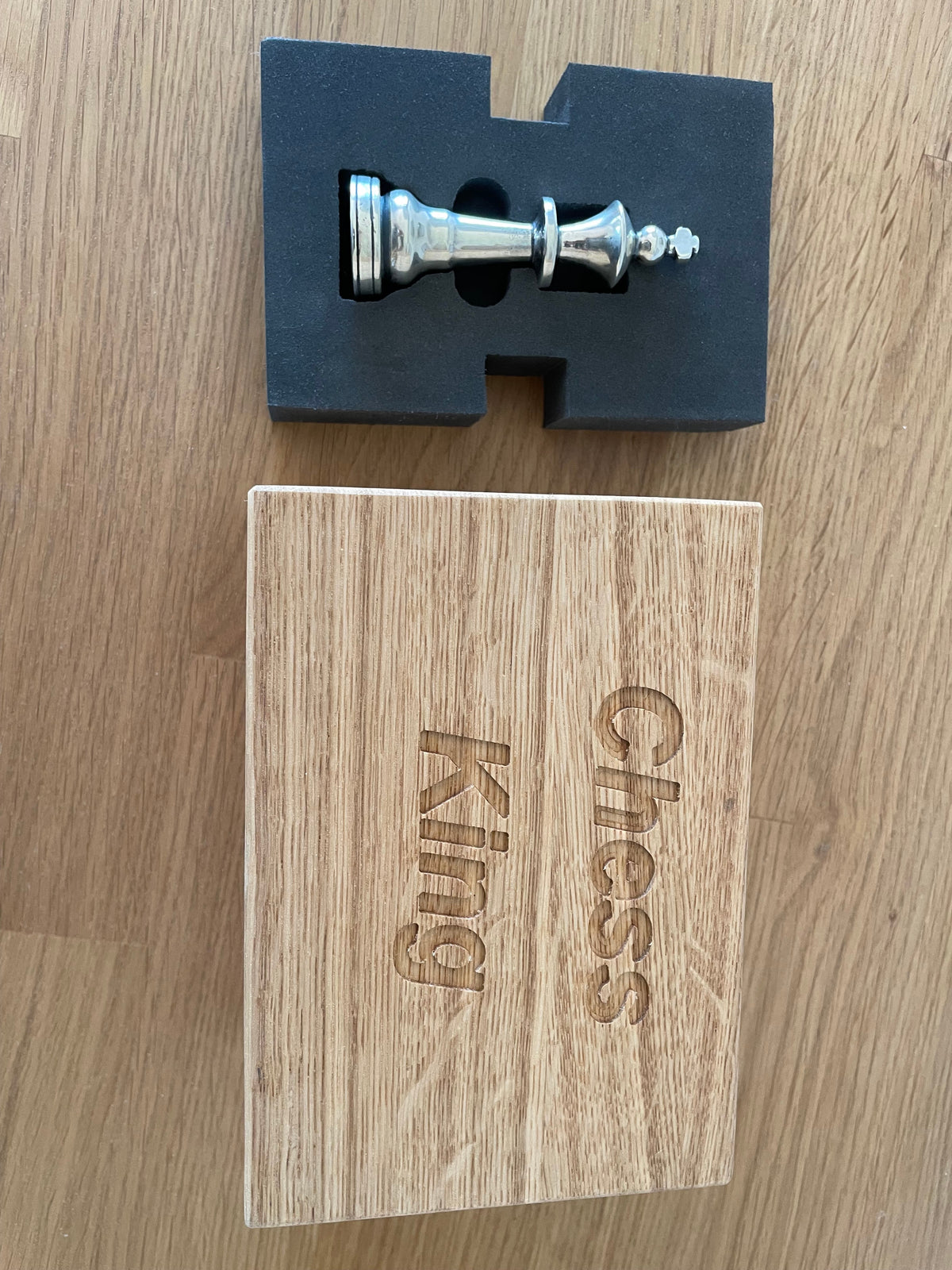 Solid Chess King Sterling Silver lying beside case - Schachfigur König aus Silber neben Etui