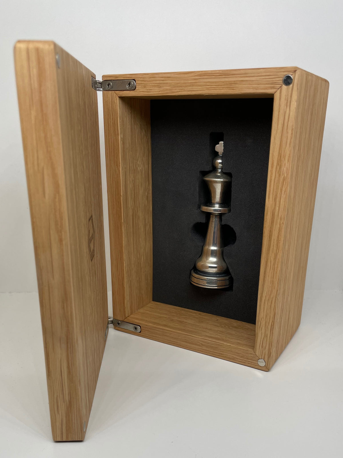 Solid Chess King Sterling Silver lying in open case - Schachfigur König liegend im offenen Etui