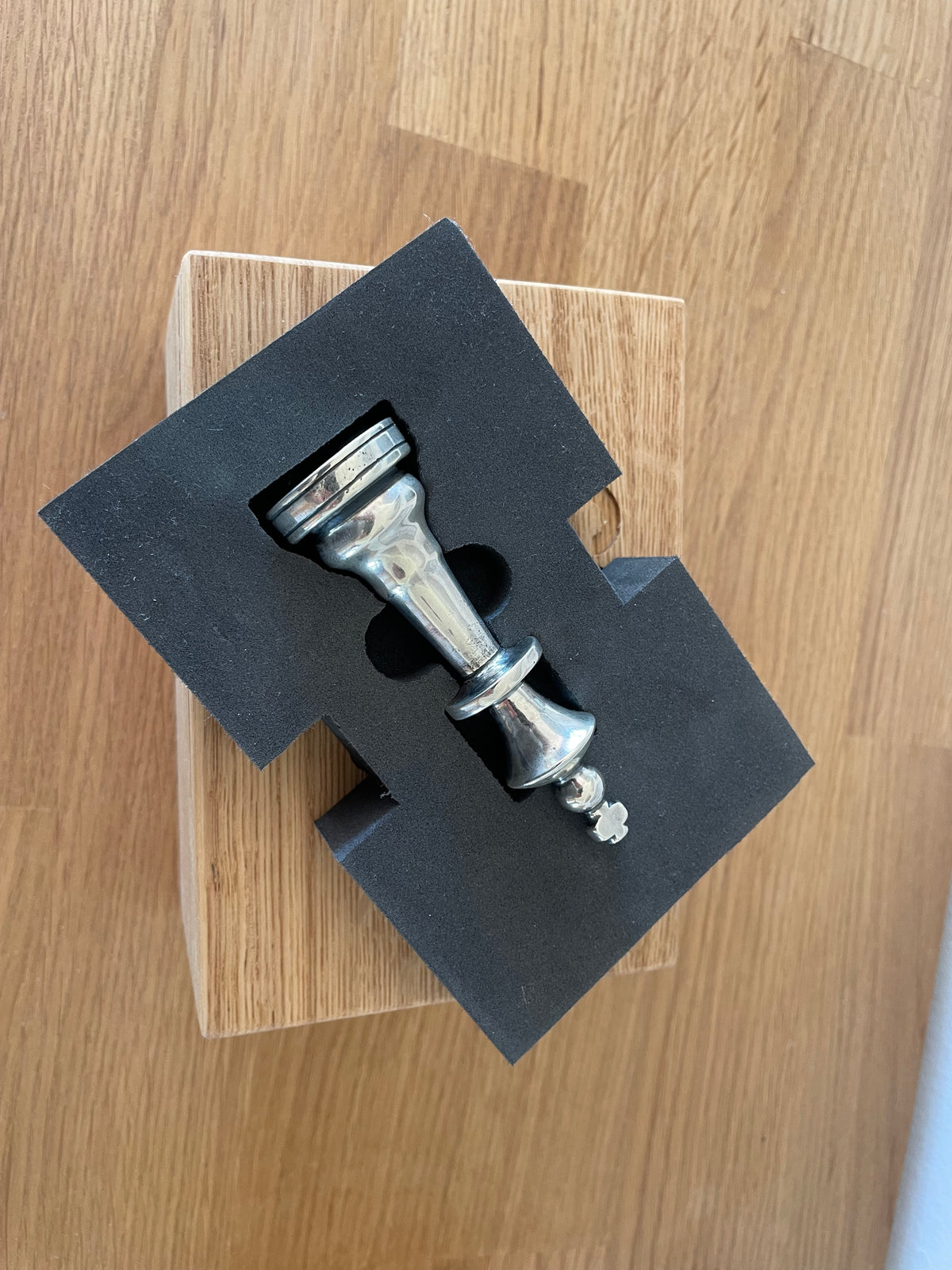 Solid Chess King Sterling Silver lying on case - Schachfigur König aus Silber liegend auf Etui