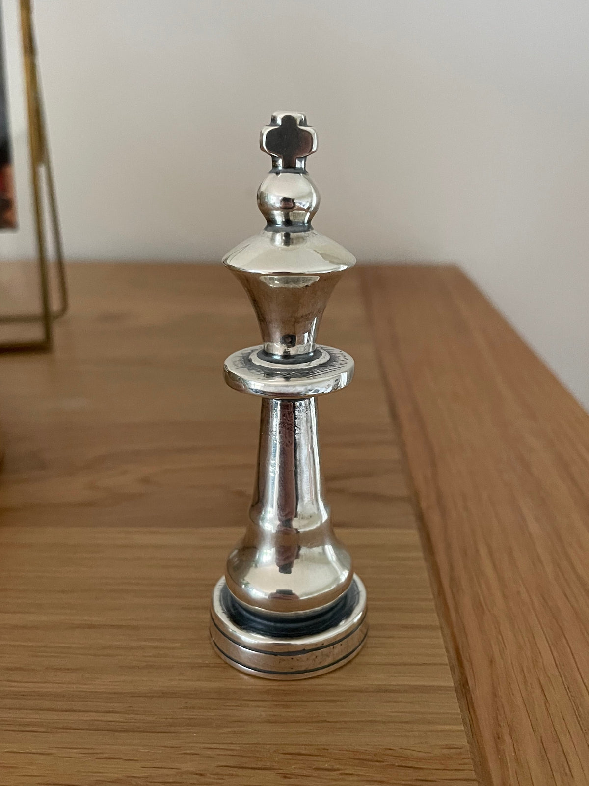 Solid Chess King Sterling Silver on side board - Silber Schachfigur König auf Schrank