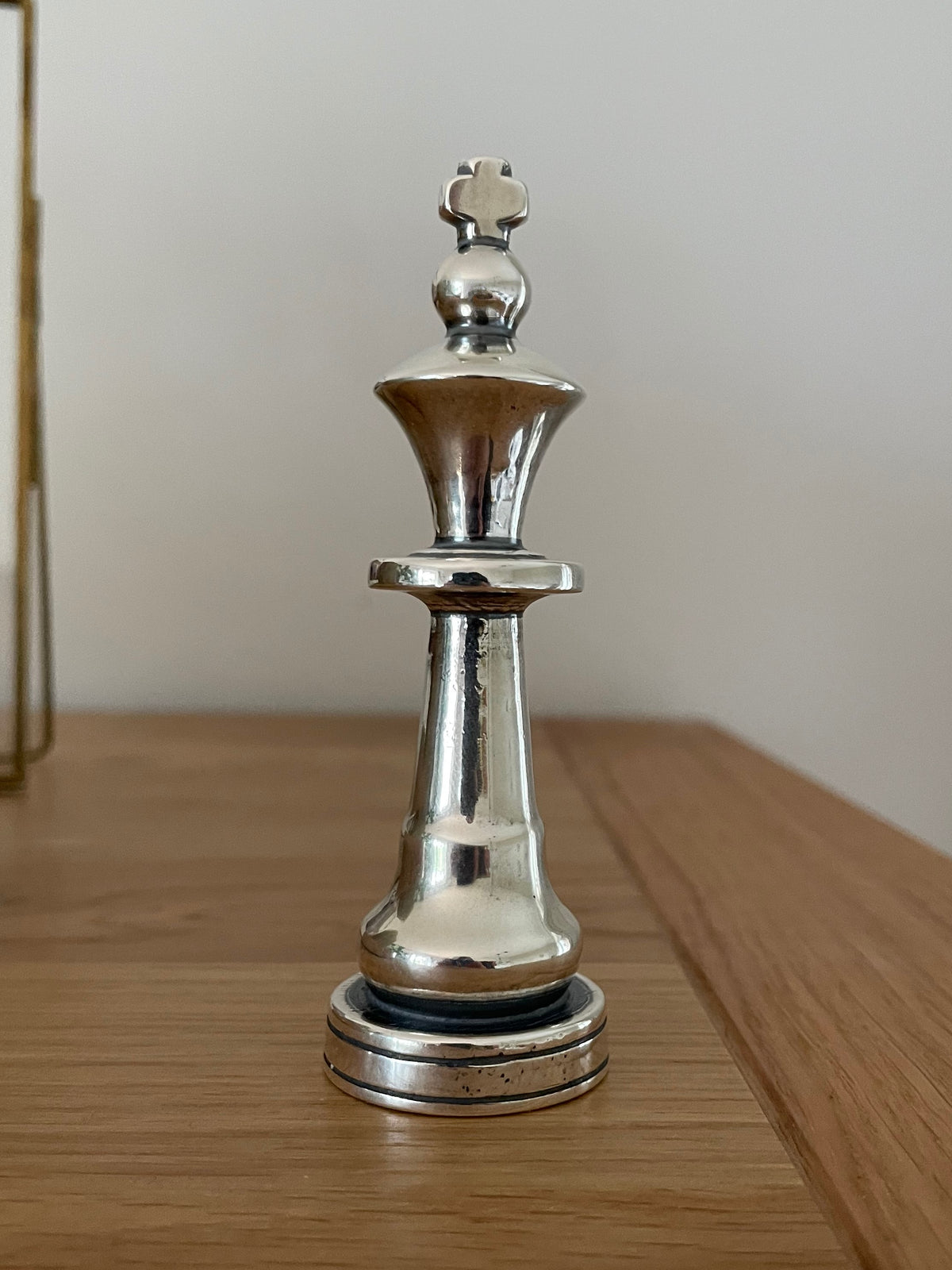 Solid Chess King Sterling Silver on side board - Schachfigur König aus Sterlingsilber auf Schrank