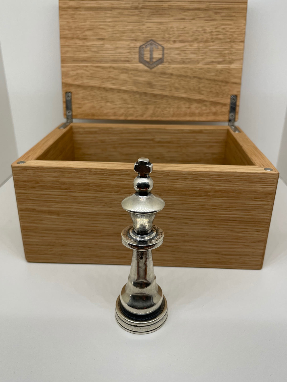Solid Chess King Sterling Silver standing before case - Schachfigur König aus Silber stehend vor Etui