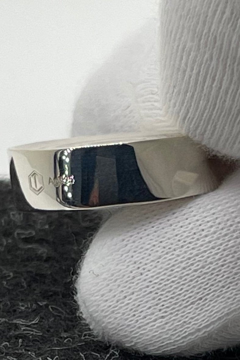 Solid Play Piece Sterling Silver in Hand - Spielstein in Silber in der Hand