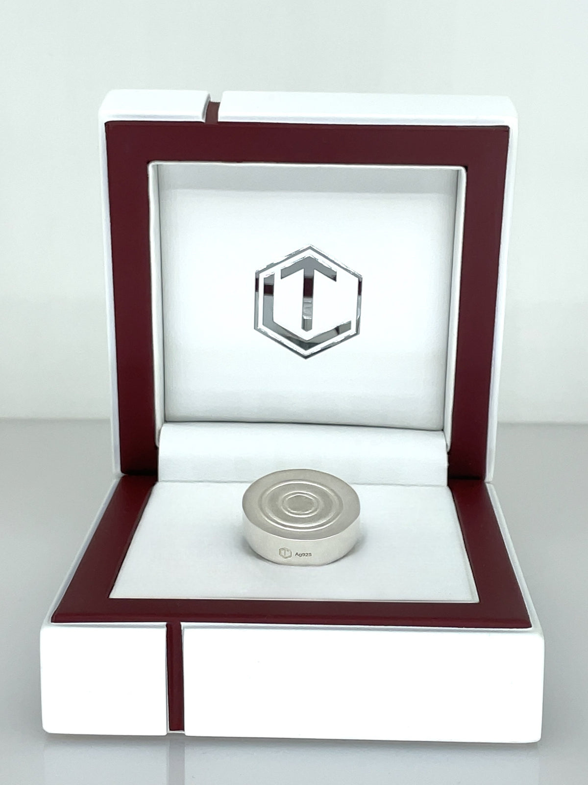 Solid Play Piece Sterling Silver in White Case - Spielstein aus Silber im weissen Etui