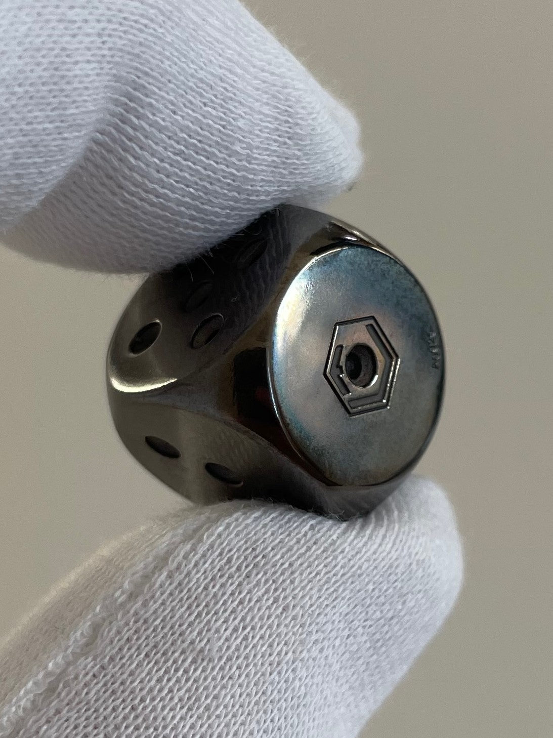 Solid Silver Dice black rhodium-plated in hand - Silberwürfel schwarz rhodiniert in der Hand
