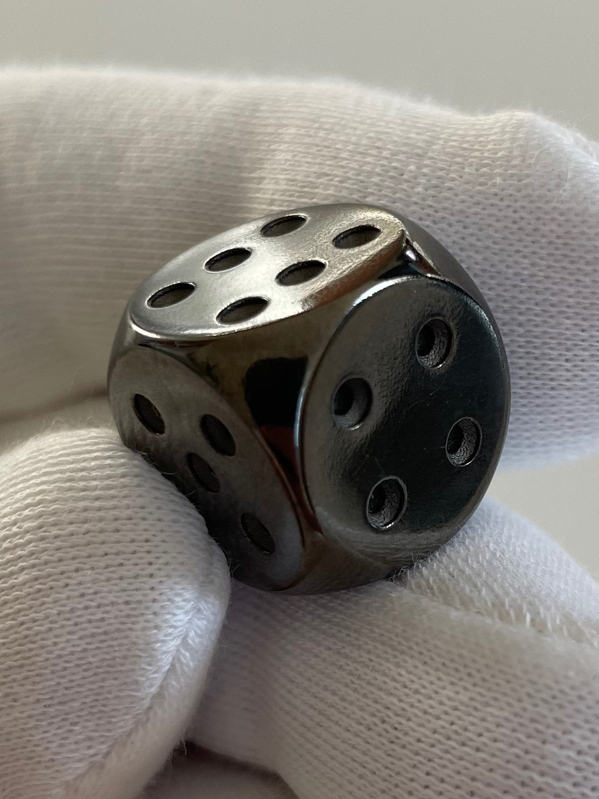 Solid Silver Dice black rhodium-plated in hand - Silberwürfel schwarz rhodiniert in der Hand