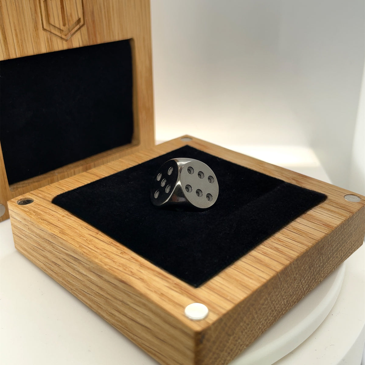 Solid Silver Dice black rhodium-plated in oakwood case - Silberwürfel schwarz rhodiniert im Etui