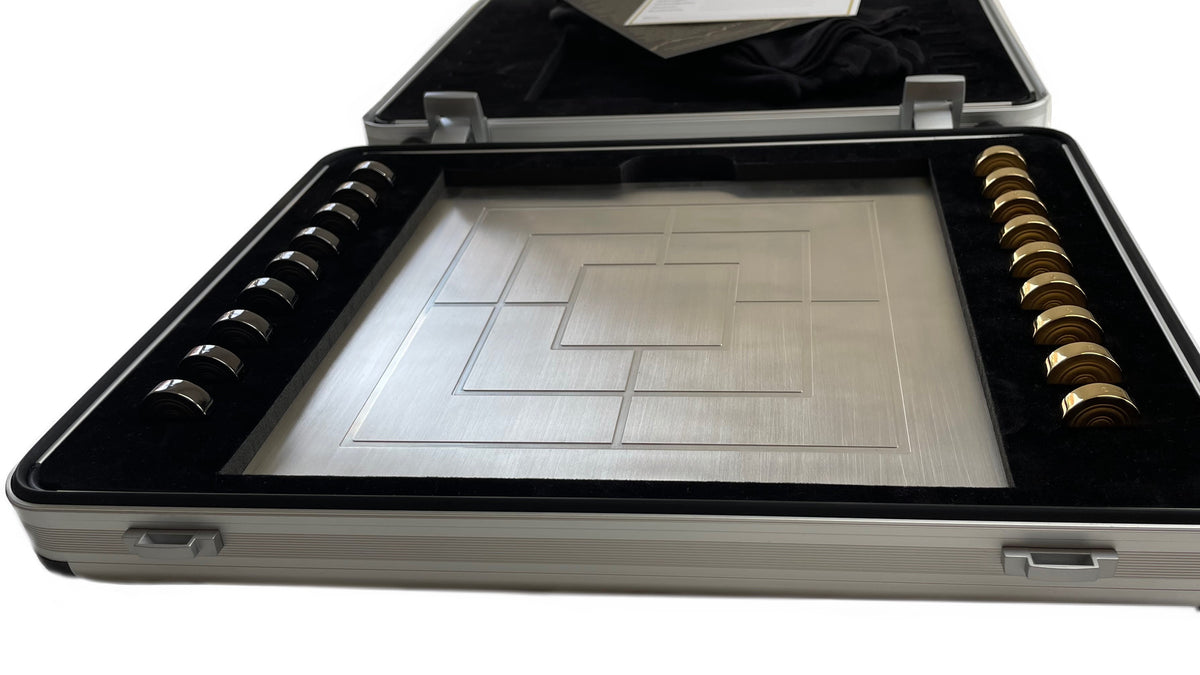 Solid Silver Nine Mens Morris Gold Rhodium plated in case front - Mühlespiel Silber Gold Schwarz im Koffer