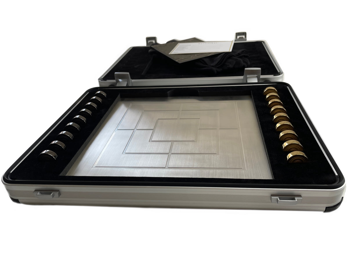 Solid Silver Nine Mens Morris Gold Rhodium plated in case front - Mühlespiel aus Silber Gold Rhodium im Koffer