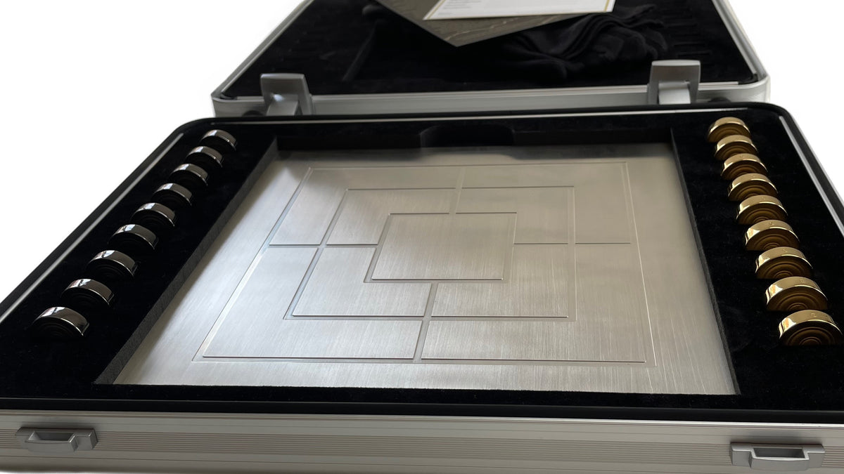 Solid Silver Nine Mens Morris Gold Rhodium plated in case front - Mühlespiel aus Silber Gold Rhodium im Koffer