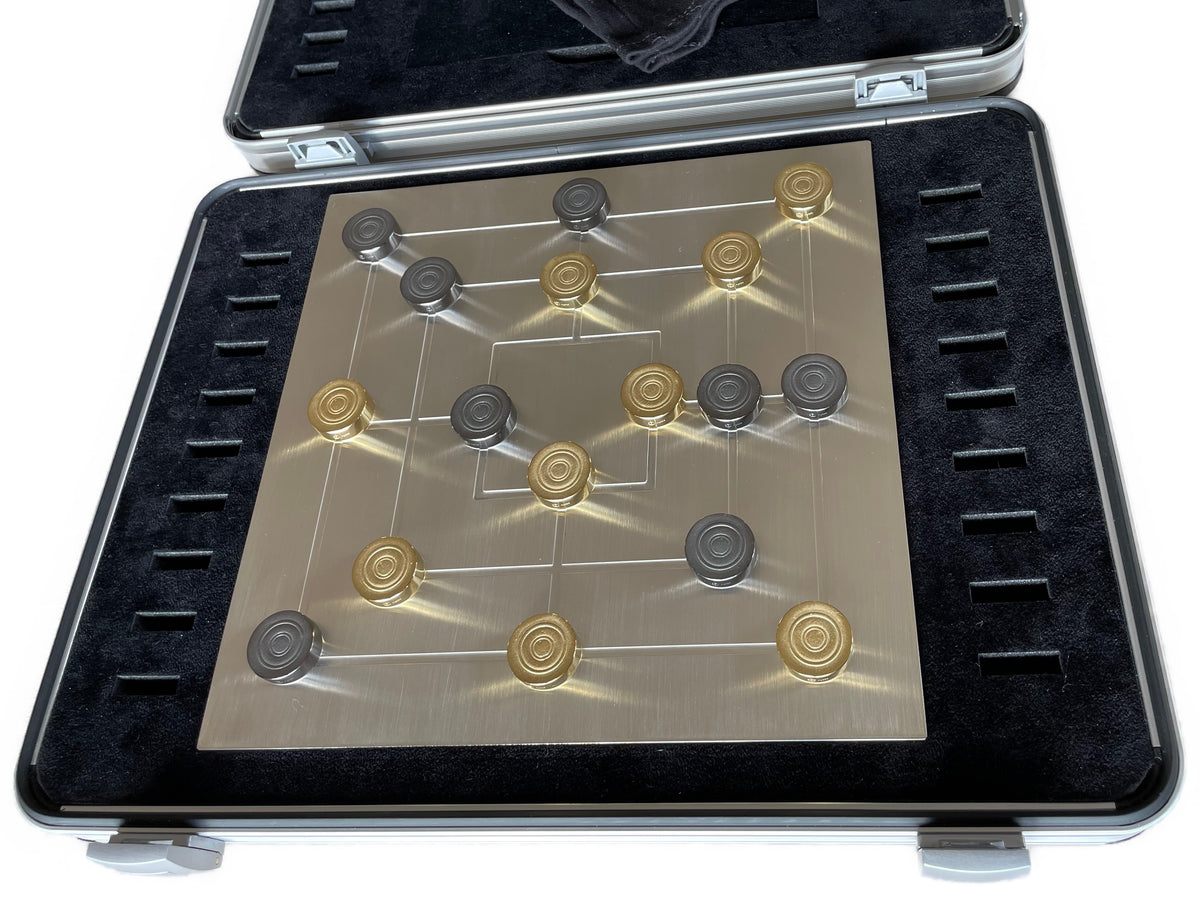 Solid Silver Nine Mens Morris Gold Rhodium plated in case play situation - Mühlespiel Silber Gold Rhodium Spielsituation im Koffer