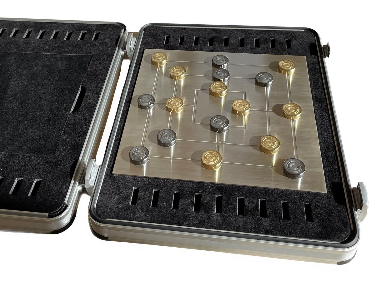 Solid Silver Nine Mens Morris Gold Rhodium plated in case play situation - Mühlespiel Silber Gold Rhodium Spielsituation im Koffer