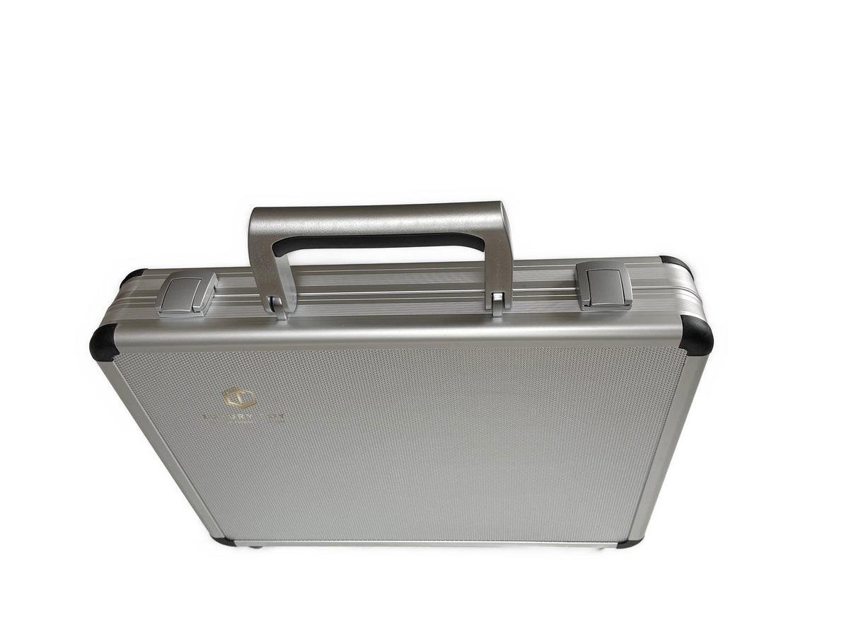 Solid Silver Nine Mens Morris Silver 18-karat Gold-plated Aluminum Case - Aluminiumkoffer zu Mühlespiel stehend