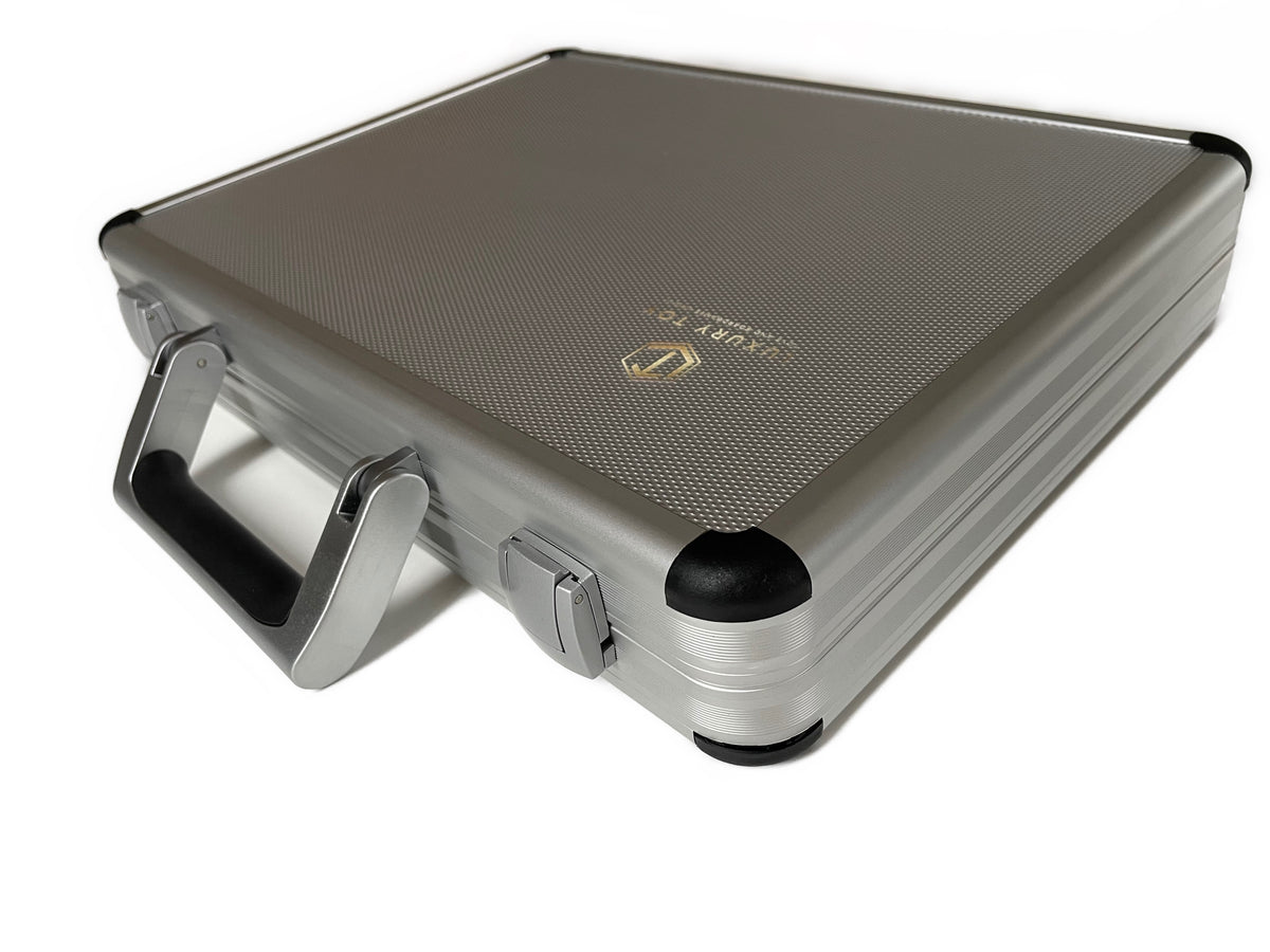 Solid Silver Nine Mens Morris Silver 18-karat Gold-plated Aluminum Case - Aluminiumkoffer zu Mühlespiel Eckansicht