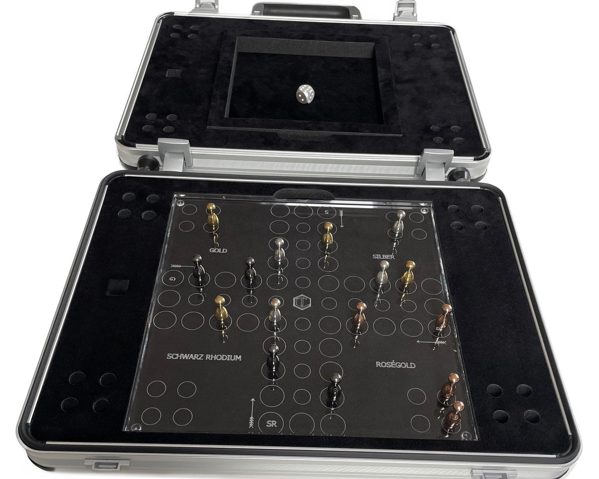 Solid Sterling Silver Ludo Game pieces on board - Ludo mit Spielsteinen aus Silber auf Spielbrett