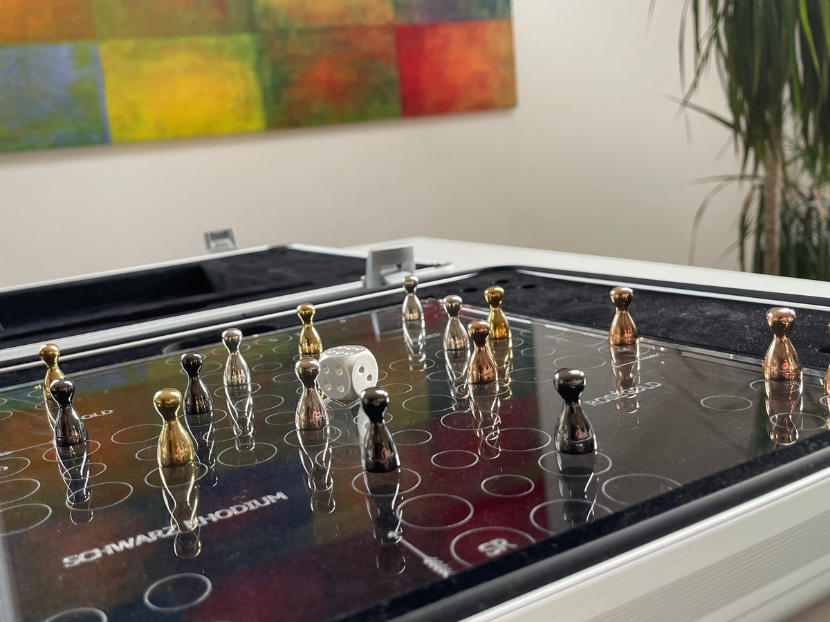Solid Sterling Silver Ludo Game pieces on board in living room - Ludo Silber Spielfiguren auf Spielbrett im Wohnzimmer