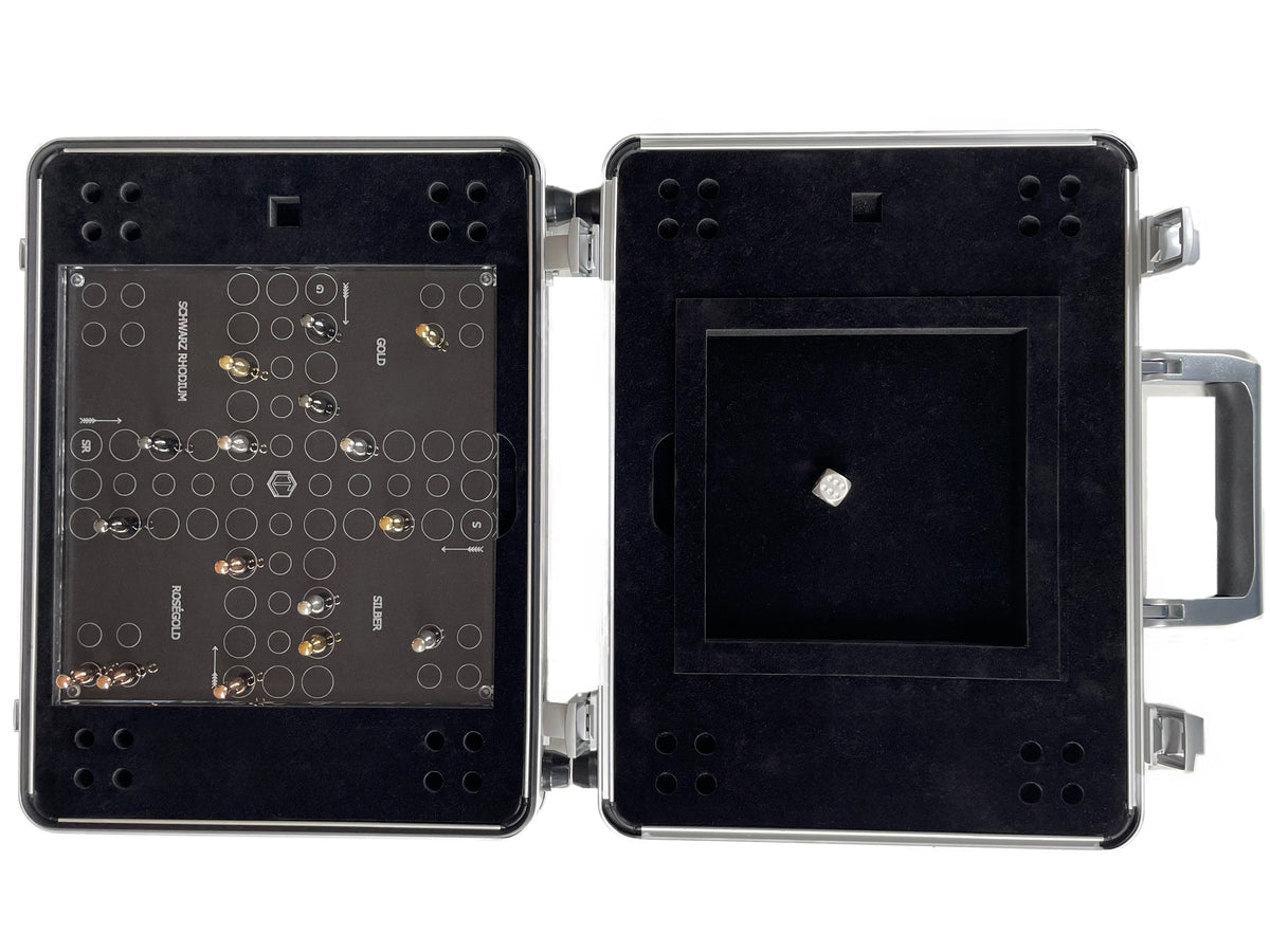 Solid Sterling Silver Ludo Game pieces on board - Ludo aus Silber mit Spielfiguren auf dem Spielbrett