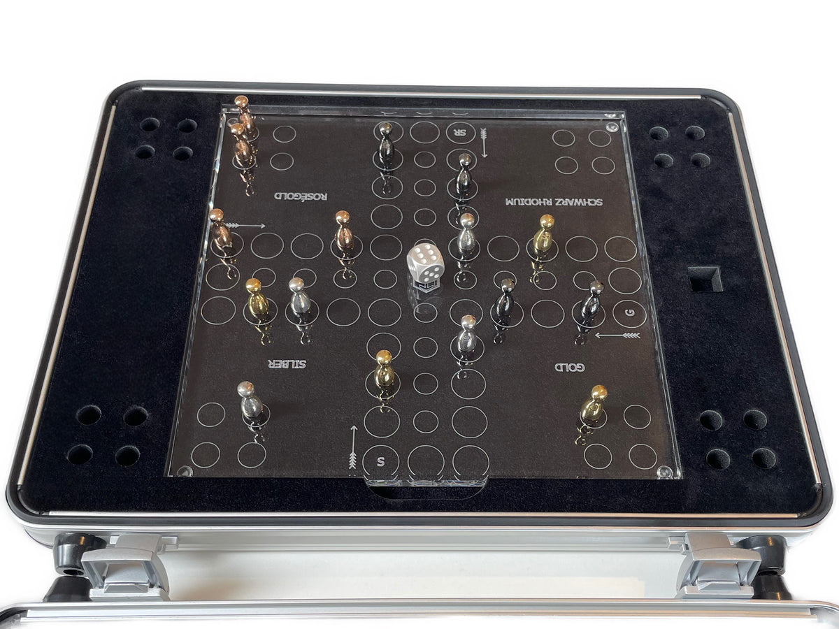 Solid Sterling Silver Ludo Game pieces on board - Ludo mit Spielsfiguren aus Silber auf Spielbrett