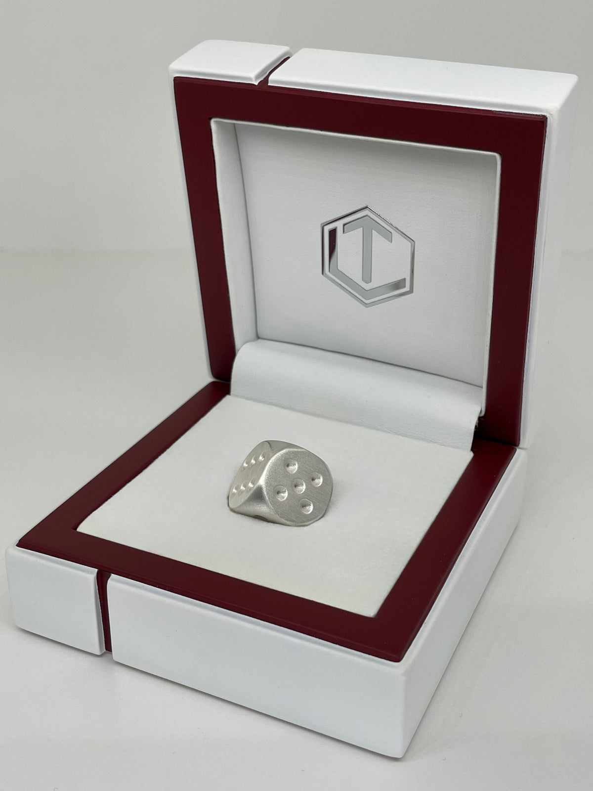 Solid brushed Silver Dice in white case - Silberwürfel massiv und mattiert im Etui