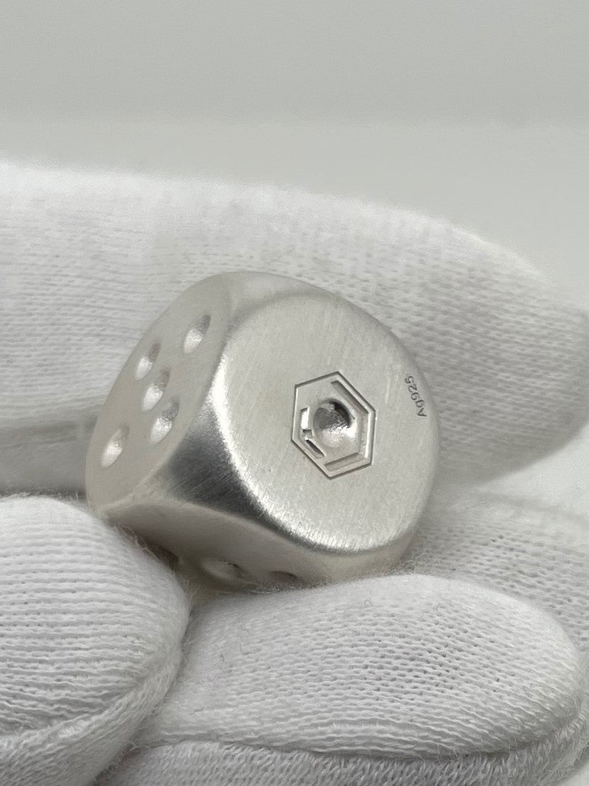 Solid brushed Sterling Silver Dice in fingers - Massiver Würfel aus Sterlingsilber auf Finger