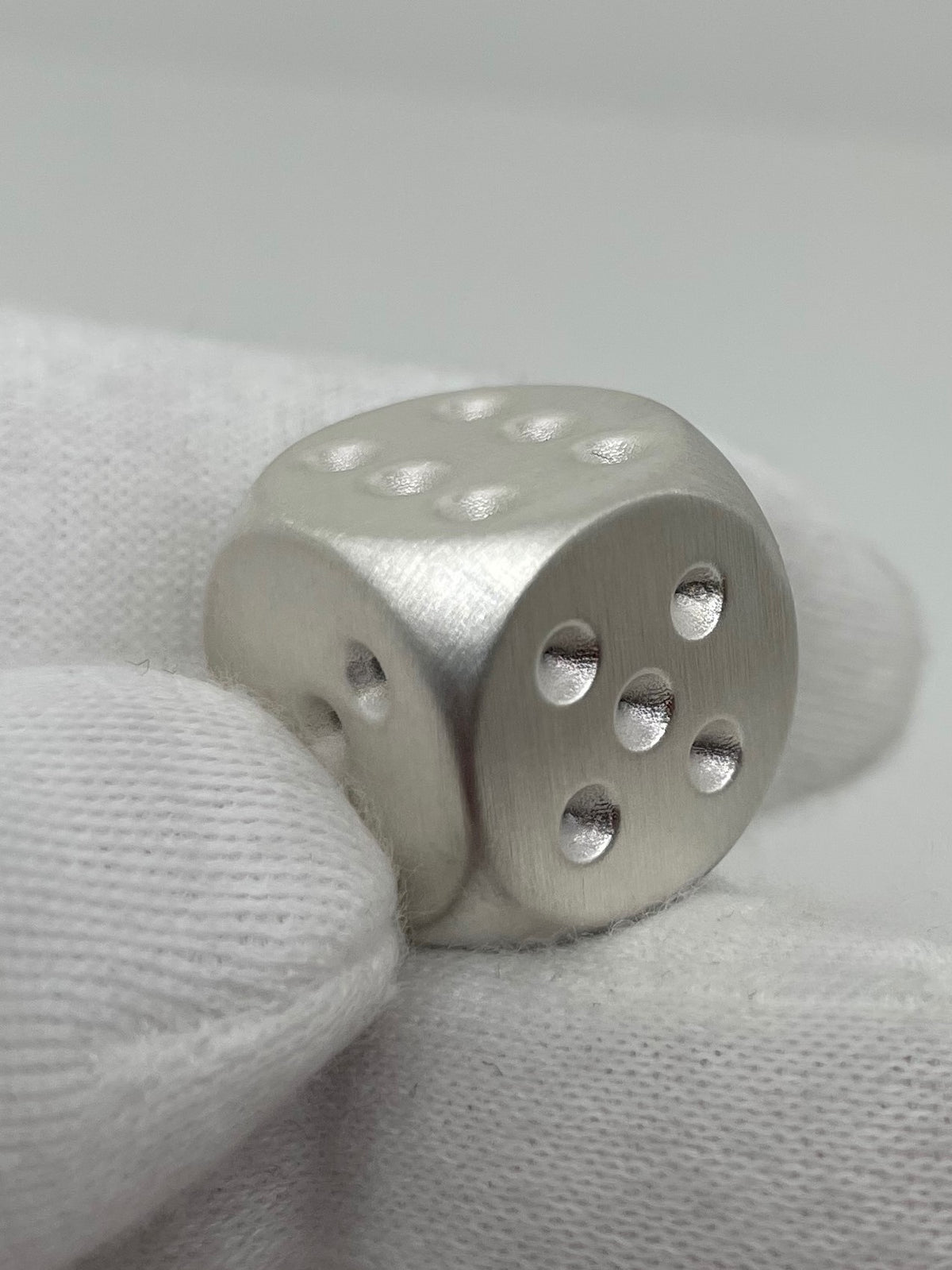 Solid brushed Sterling Silver Dice in fingers - Massiver Sterlingsilber Würfel in Finger 