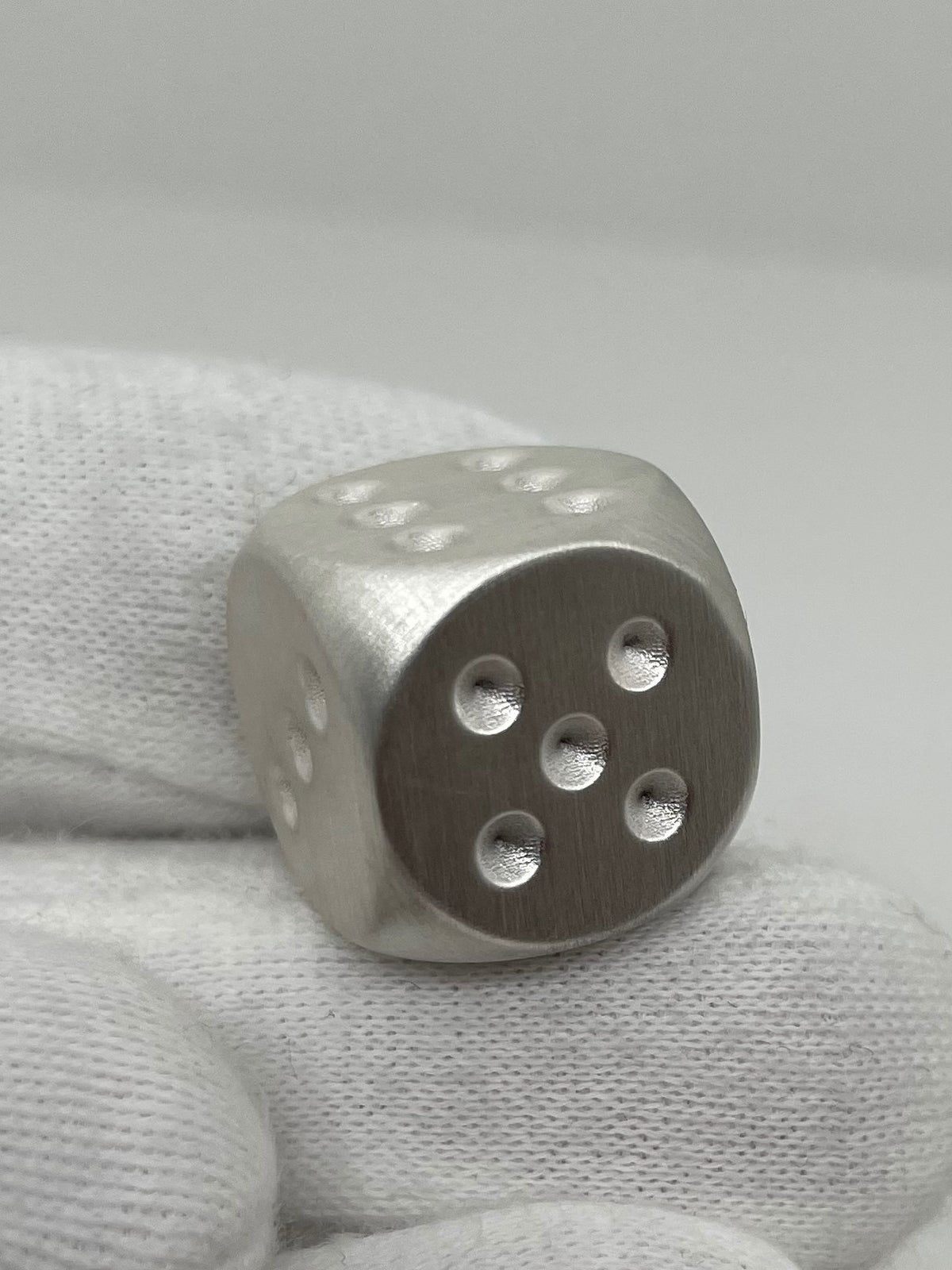 Solid brushed Sterling Silver Dice in fingers - Sterlingsilber Würfel auf Finger
