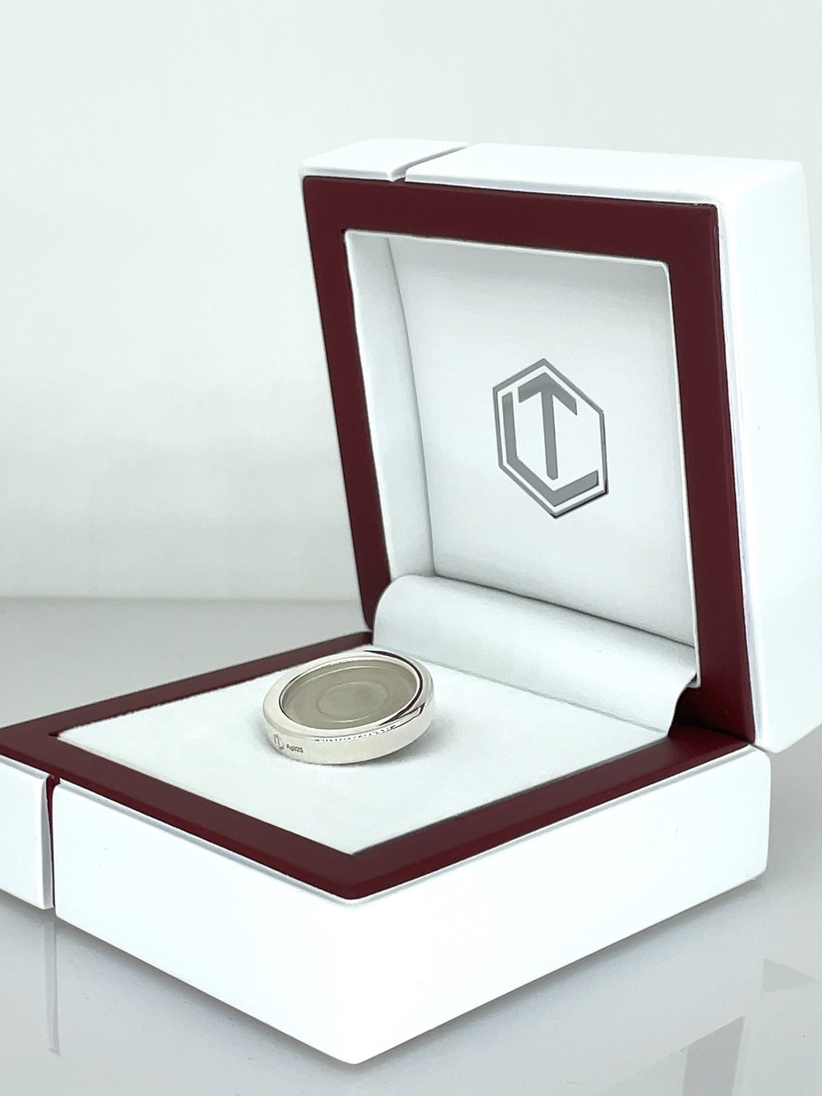 Sterling Silver Game Piece Solid in White Case - Spielstein aus Silber im weissen Etui