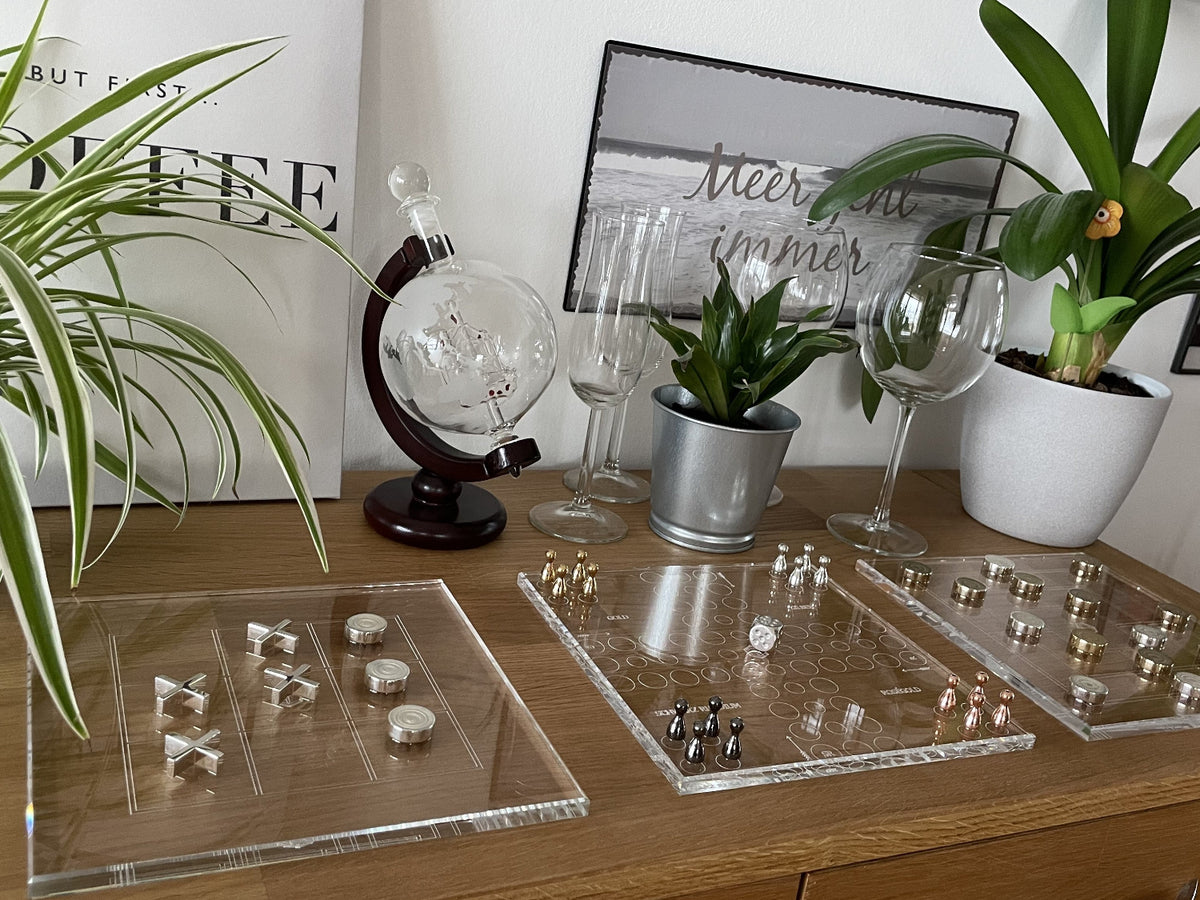 TTT Ludo Morris in Silver on board in living room - TTT Ludo Mühle in Silber auf Spielbrett im Wohnzimmer