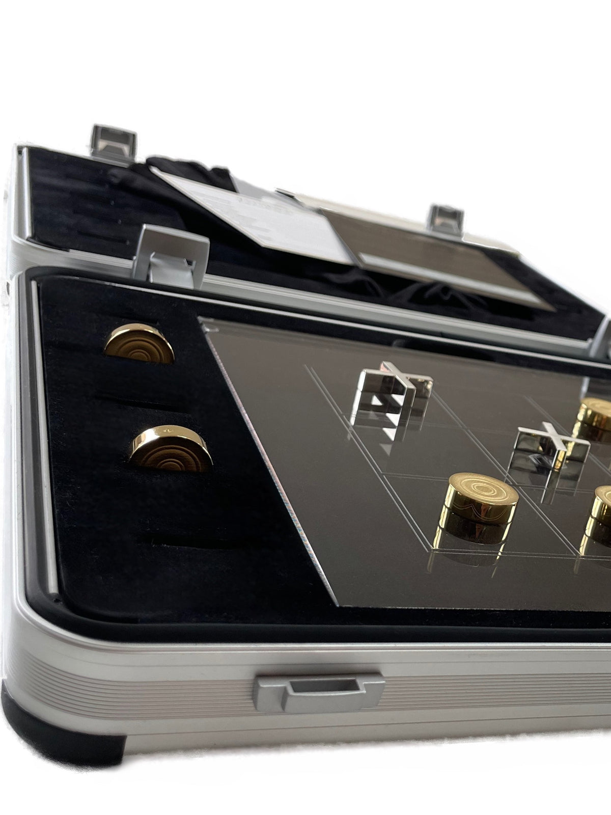 Tic-Tac-Toe Silver Gold Acrylboard in Case play situation left view - Tic Tac Toe Silber Gold Acrylbrett im Koffer Spielsituation linke Ansicht