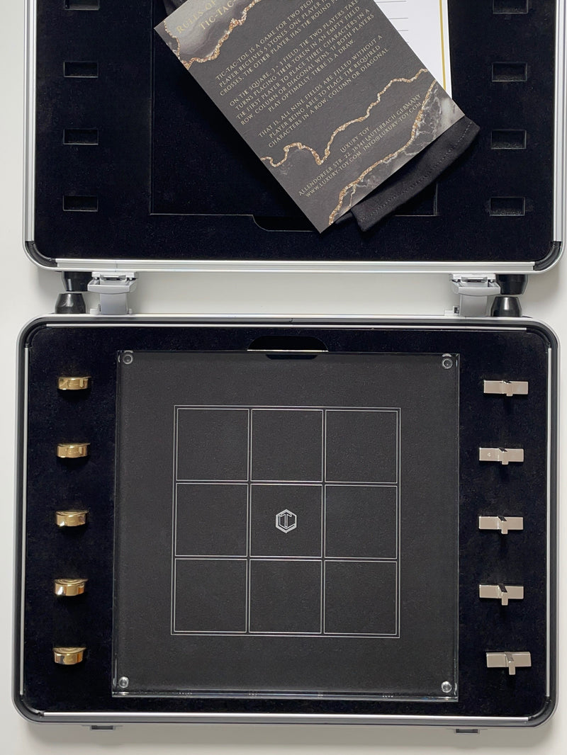 Tic Tac Toe in Silver and Gold Pieces on hold - Tic Tac Toe in Silber und Gold Spielfiguren in Halterung