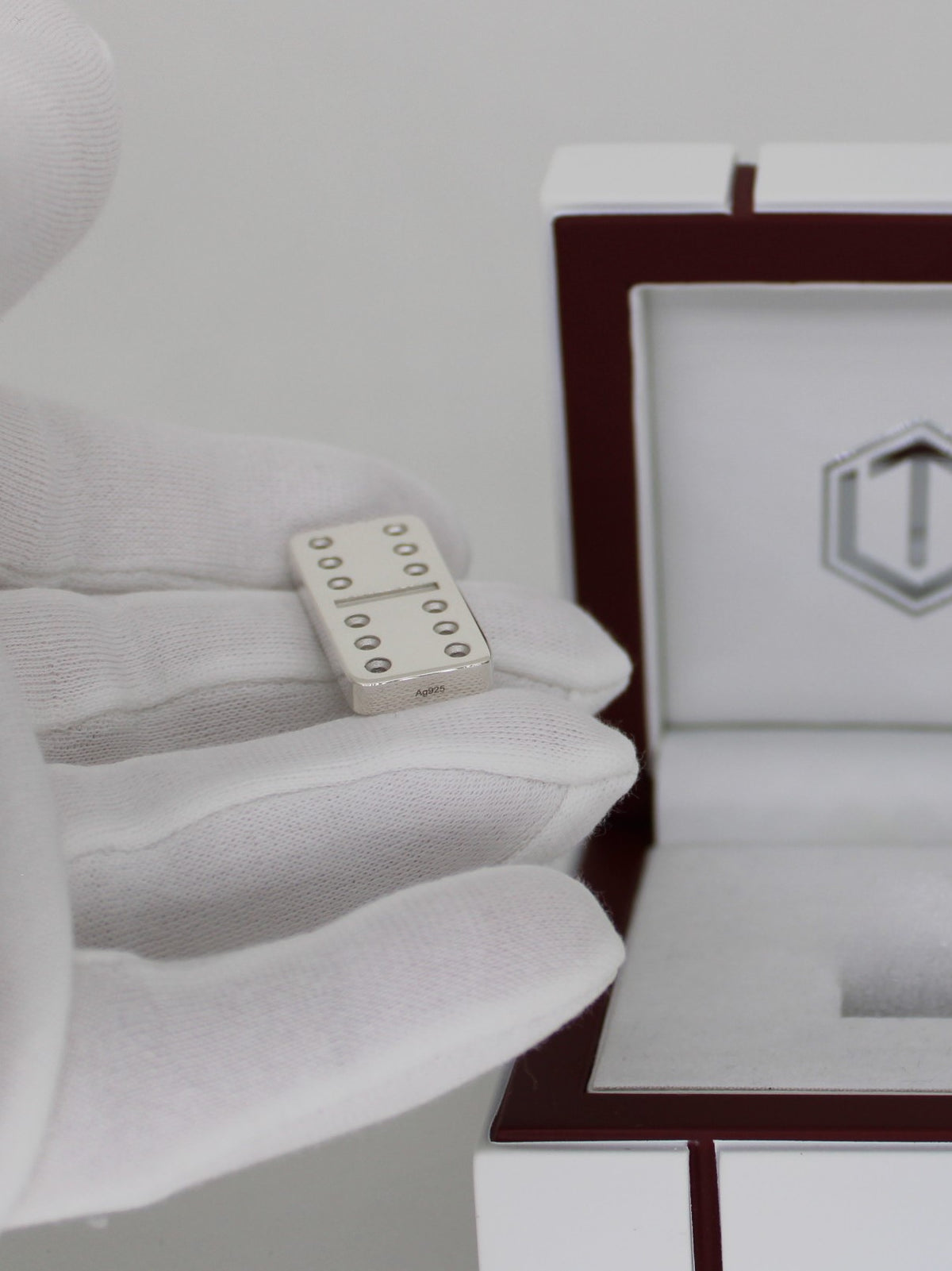 Domino Sterling Silver polished on hand before white case - Dominostein auf der Hand