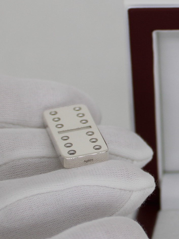 Domino Sterling Silver polished on hand before white case - Dominostein Silber auf der Hand