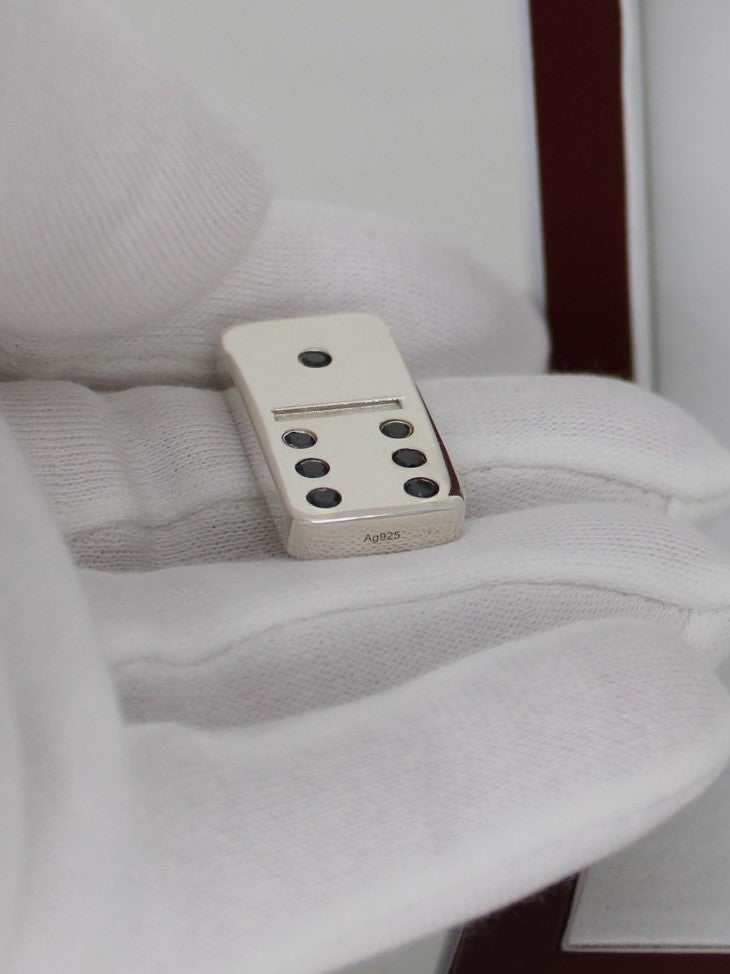 Domino Sterling Silver with Diamonds in Hand - Dominostein Sterlingsilber mit Diamanten auf der Hand