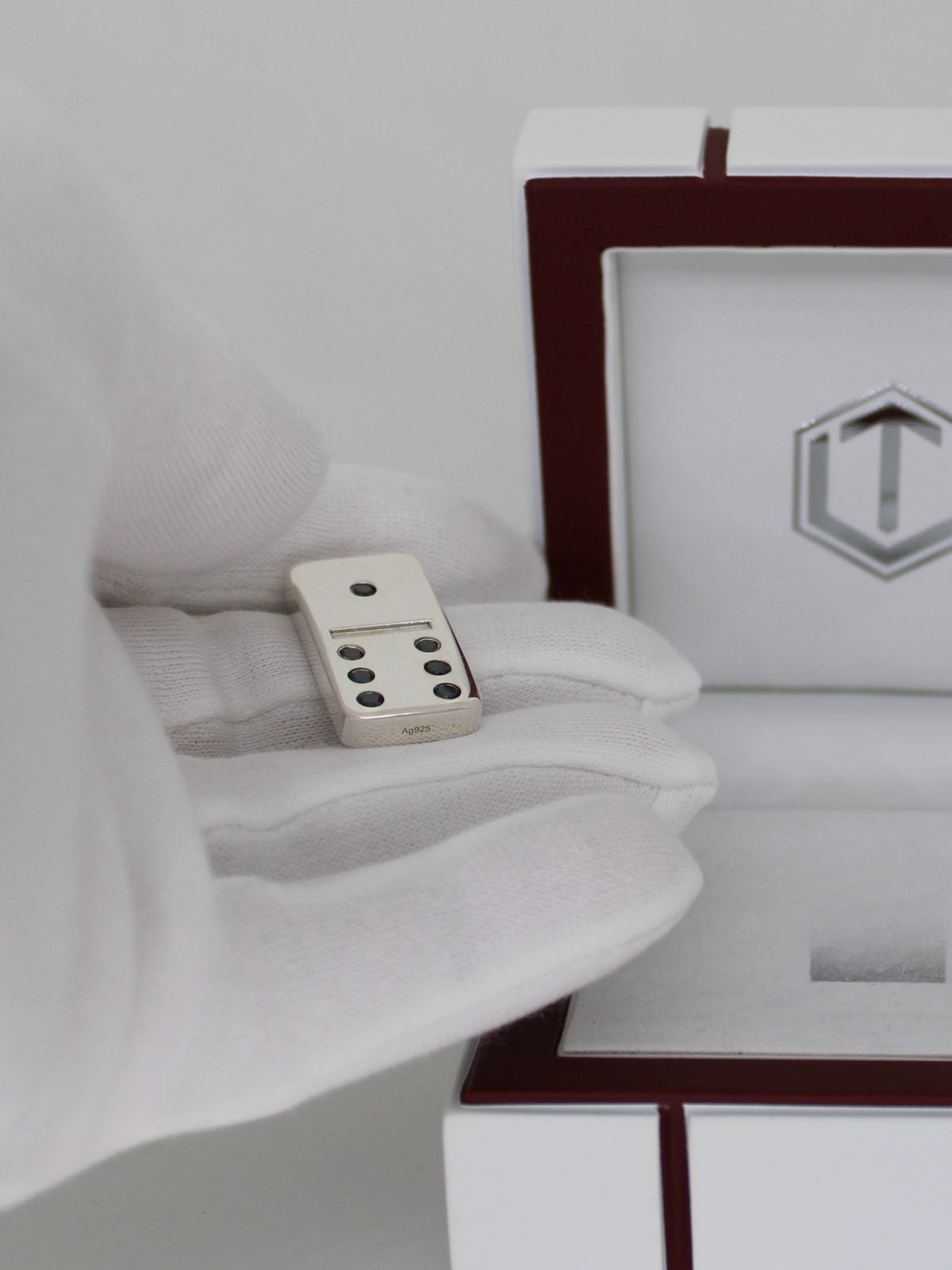 Domino Sterling Silver with Diamonds on hand - Dominostein Silber mit Diamanten auf der Hand