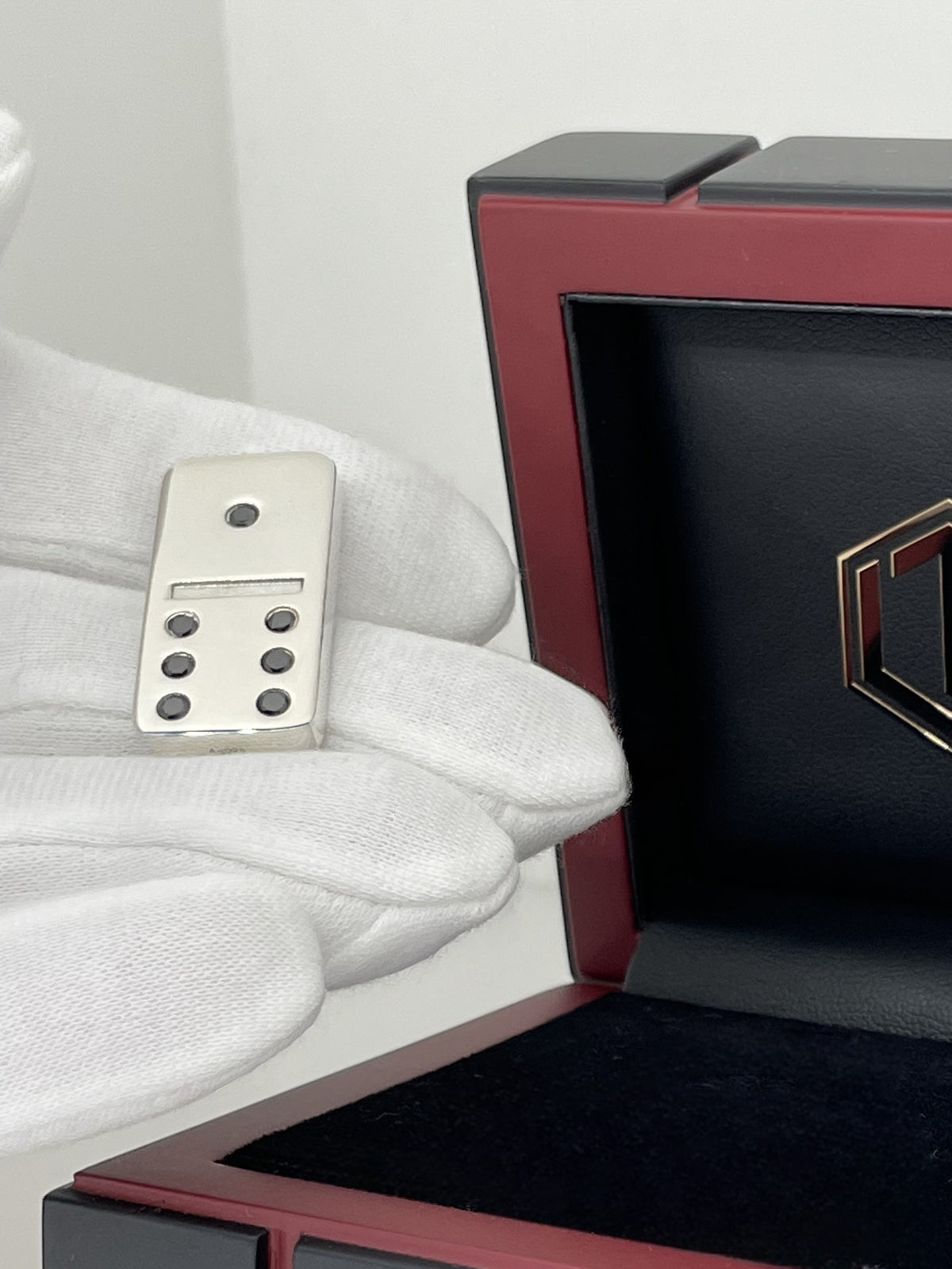 Domino Sterling Silver with Diamonds on hand - Dominostein Silber mit Diamanten auf der Hand