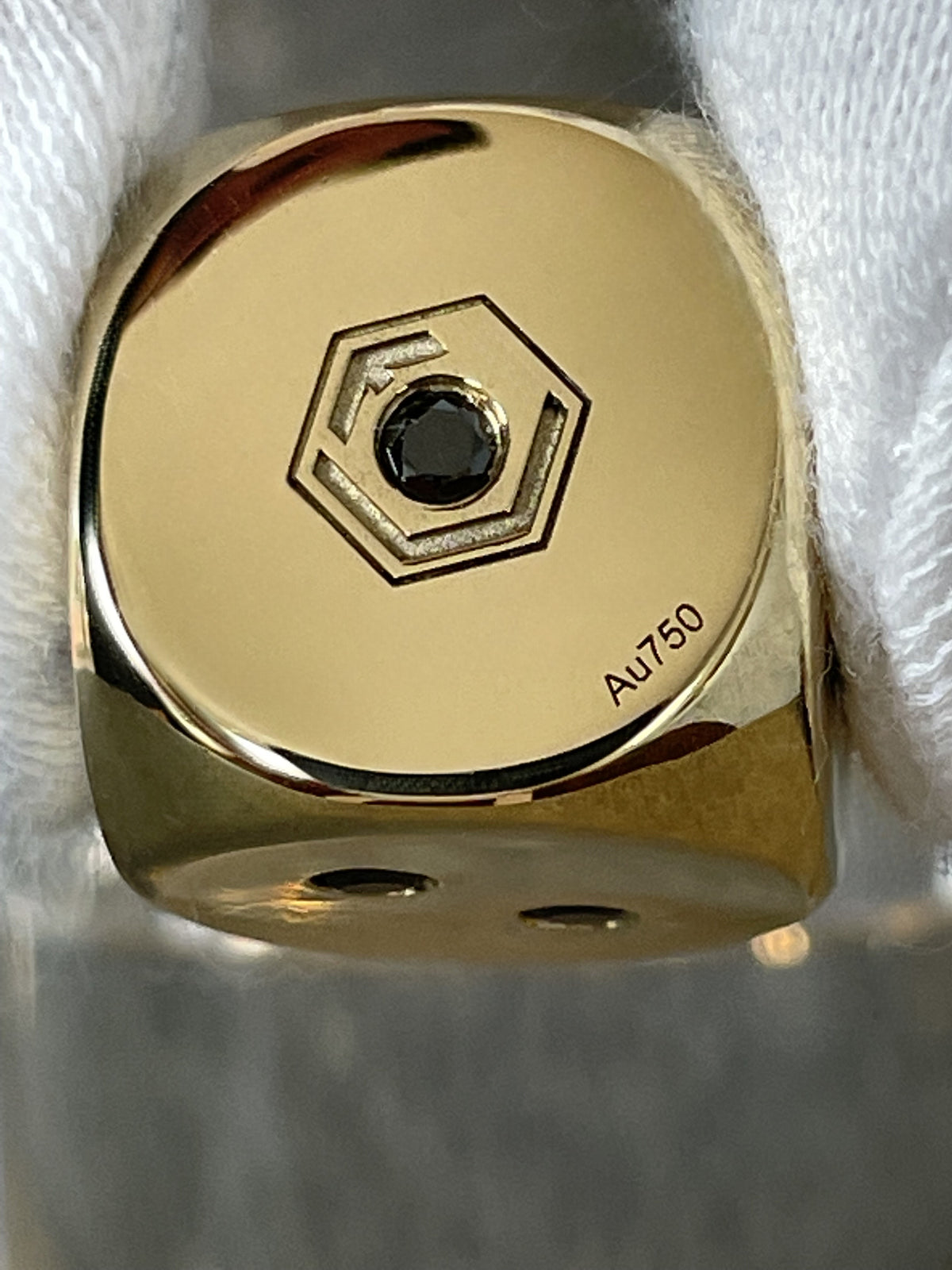 Gold Dice 18-Karat Gold with Diamonds in Fingers - Goldwüfel mit Diamanten zwischen zwei Fingern