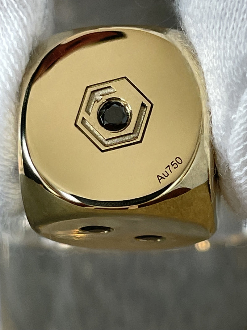 Gold Dice 18-Karat Gold with Diamonds in Fingers - Goldwüfel mit Diamanten zwischen zwei Fingern