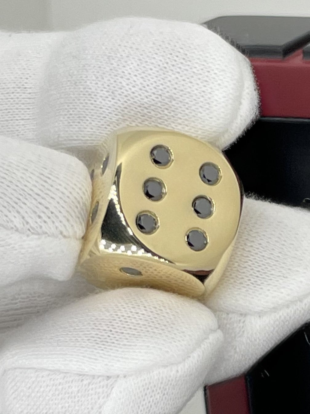 Gold Dice 18-Karat with Diamonds in Hand - Goldwüfel mit Diamanten in der Hand