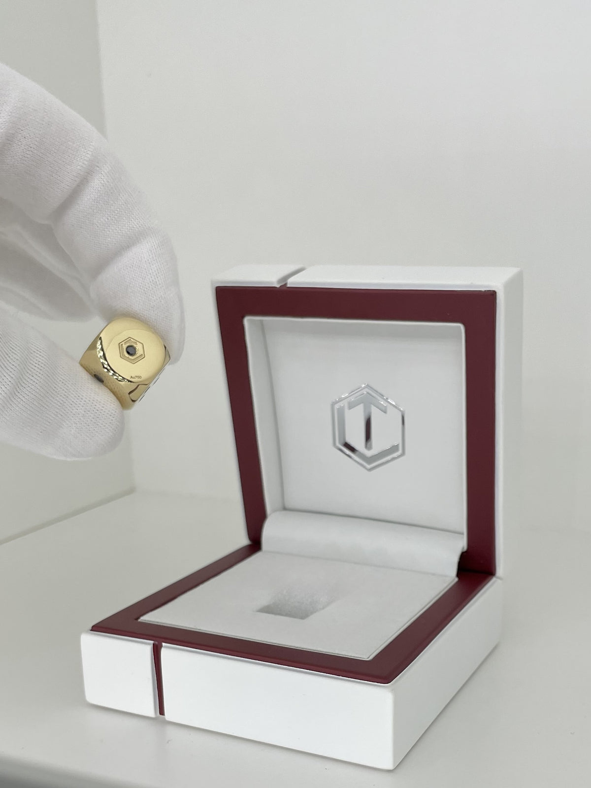 Gold Dice 18-Karat with Diamonds in Hand - Würfel aus 18 Karat Gold mit Diamanten in der Hand