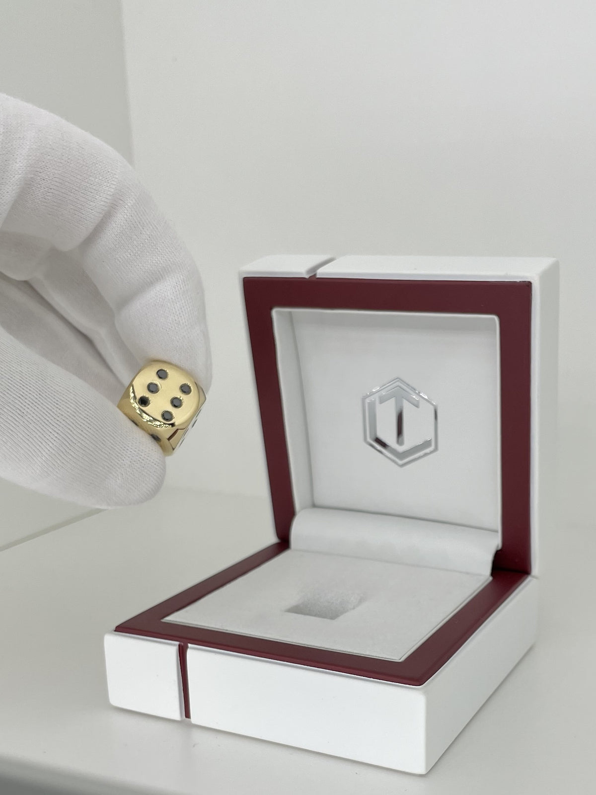 Gold Dice 18-Karat with Diamonds in Hand - Würfel aus 18 Karat Gold mit Diamanten in der Hand